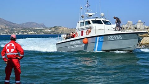 Греция яқинида сайёҳлик кемаси ёнди ва чўкиб кетди