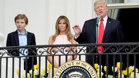 Trampga rafiqasi madhiya chog‘ida qo‘lini ko‘ksiga qo‘yish kerakligini eslatdi (video)