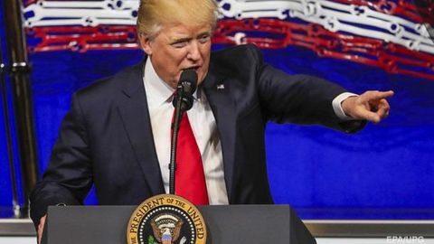 Трамп америкаликлар ўртасида рейтинги пастлигида ОАВни айблади