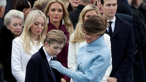 ОАВ: Меланья ва Бэррон Трамп ёзда Оқ уйга кўчиб ўтади