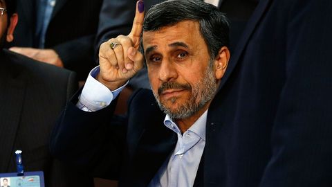 Маҳмуд Аҳмадинажод Эрон президентлигига номзод сифатида рўйхатдан ўтди