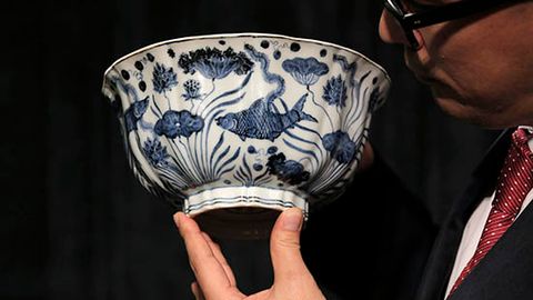 Гонконгдаги Sotheby's аукционида XV асрда тайёрланган чинни коса салкам 30 миллион долларга сотилди