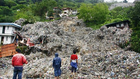 Shri-Lankada ulkan chiqindi uyumining uylarga qulashi oqibatida 6 kishi halok bo‘ldi