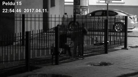 Britaniyalik mast sayyohlar ko‘ngilxushlik uchun Rigadagi maktab darvozasini sindirdi (video)