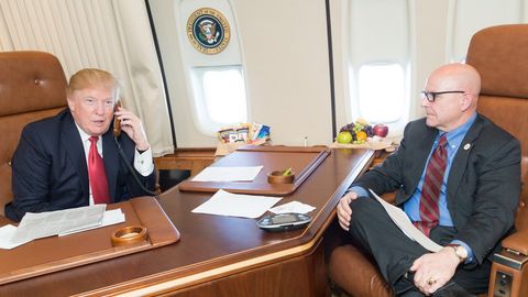 Трамп Сурияга зарба берган кема капитанига шахсан миннатдорлик билдирди