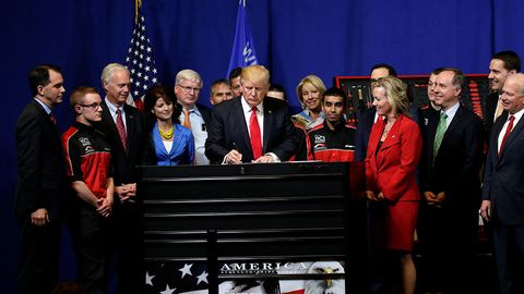 Donald Tramp “Amerika mahsulotini sotib ol va amerikaliklarni ishga yolla” farmonini imzoladi