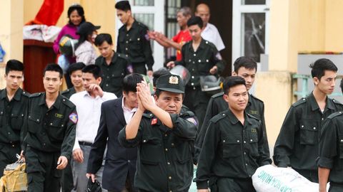 Вьетнамдаги қишлоқ аҳолиси гаровда ушлаб турилган 19 нафар полициячини қўйиб юборди