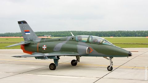 Сербияда ҳарбий самолёт қулаши оқибатида икки киши ҳалок бўлди