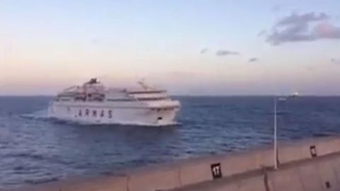 Видео: Бортида 140 йўловчи бўлган паромнинг пристанга урилиши