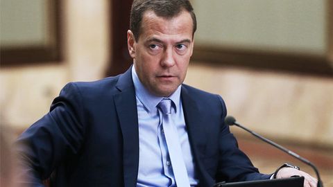 Россияликларнинг қарийб ярми Дмитрий Медведевнинг истеъфога чиқишини қўллаб-қувватлади