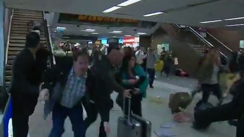 Nyu-Yorkning Pensilvaniya vokzalidagi ommaviy vahima tufayli 16 kishi jabrlandi