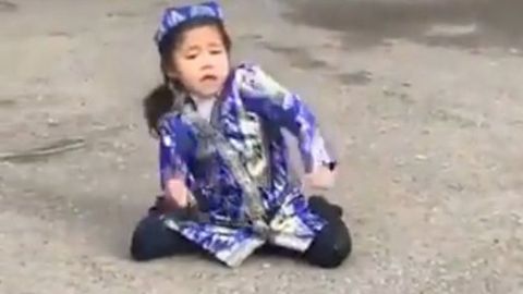 “Bojalar” qo‘shig‘iga raqs tushayotgan qizcha internetni zabt etmoqda (video)