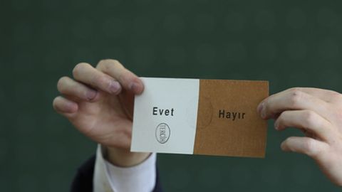 Туркиядаги референдумда конституцияни ўзгартириш тарафдорлари ғолиб бўлди