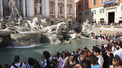 Sayyohlar Rimdagi Trevi favvorasiga bir yilda 1,4 mln yevrolik tanga tashlagan