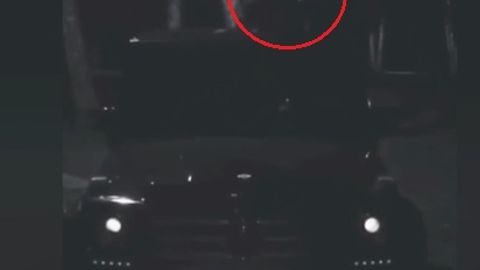 Sankt-Peterburgda noma’lum shaxs Gelandewagen lyukidan “Kalashnikov” avtomatida o‘q uzdi (video)