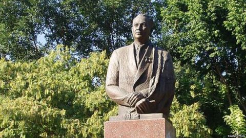 Shavkat Mirziyoyev Jizzaxda barpo etilayotgan Sharof Rashidov xiyoboni bilan tanishdi. Xiyobon 2017-yil noyabrida ochiladi