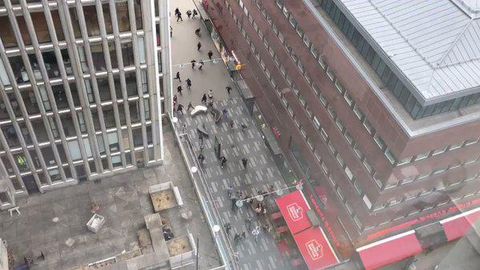 Video: Stokgolm markazidagi vahimaga tushgan odamlar