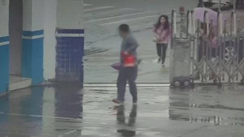 Xitoyda erkak o‘g‘rilik vaqtida tasodifan politsiya mahkamasiga kirib qoldi (video)