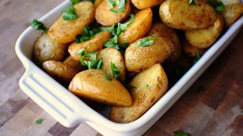 Бош ошпаз сирлари: духовкада пиширилган картошка