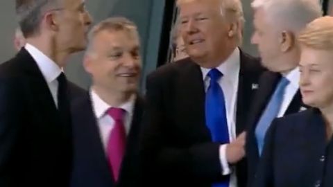 Трамп ўз олдида туриб олган Черногория бош вазирини итариб юборди (видео)