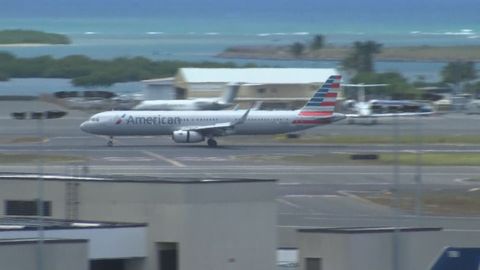 АҚШда йўловчи самолёти бортида содир бўлган ҳодиса сабаб уни иккита қирувчи самолёт кузатиб борди