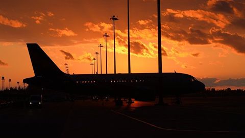 Los-Anjeles aeroportida yo‘lovchi samolyoti yuk mashinasi bilan to‘qnashib ketdi