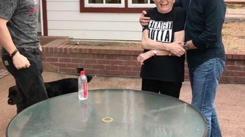 Chak Norris keksa onaxonga Bottle Flip Challange’da yutqazib qo‘ydi