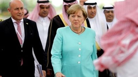 Ar-Riyod Merkelni “saudiyalik ayollar uchun namuna” deb atadi