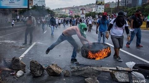 Венесуэлада кечаётган норозилик намойишларида 44 киши ҳалок бўлди