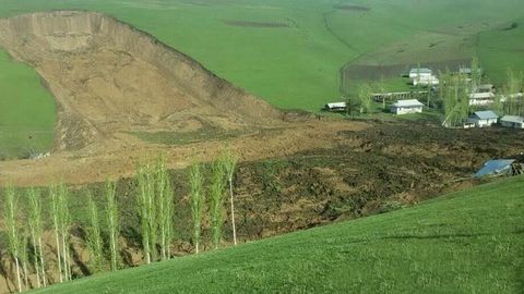 Қирғизистоннинг Ўзган туманидаги Ялпоқтош қишлоғида 10 та уй кўчки остида қолди​