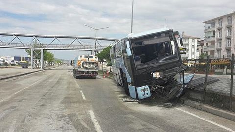 Turkiyada siyosatchilar ketayotgan avtobus halokatga uchradi. 32 kishi yaralandi