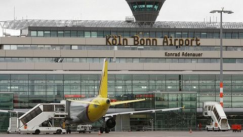 Германияда шубҳали суҳбатдан сўнг самолёт йўловчилари эвакуация қилинди