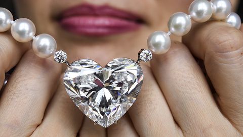 Christie’s auksionida yurak shaklidagi “Afsona” brillianti salkam 15 mln dollarga sotildi