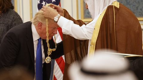 Saudiya qiroli Trampni qirol Abdulaziz nomidagi orden bilan taqdirladi