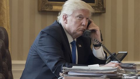 AP: Tramp davlatlar rahbarlariga u bilan mobil telefon orqali bog‘lanishni taklif qilmoqda