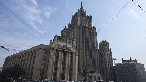 Россия эстониялик икки дипломатни мамлакатдан чиқариб юборади