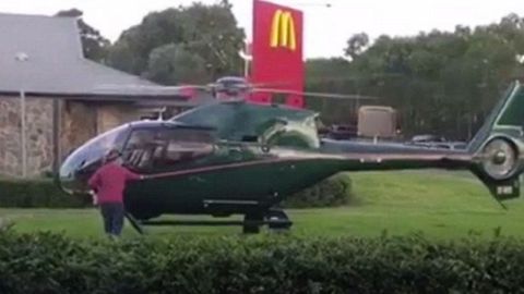 Австралиялик эркак McDonald’s’га вертолётда учиб келди (видео)