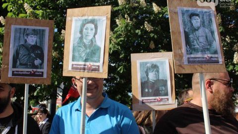 Запарожьедаги «Ўлмас полк» акциясига қатнашчилар «Тахтлар ўйини» қаҳрамонлари суратларини олиб келди