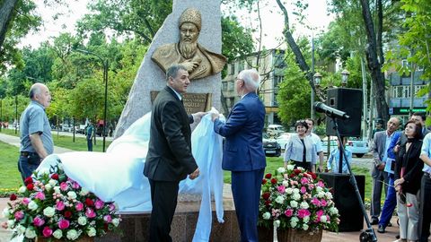 Video: Turkman shoiri Maxtumquli sharafiga Toshkentda o‘rnatilgan yodgorlik