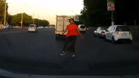 Video: Toshkentda ayol o‘zini mashina tagiga tashlashga urindi. Bu — bir hafta ichida yuz bergan ikkinchi shunday holat