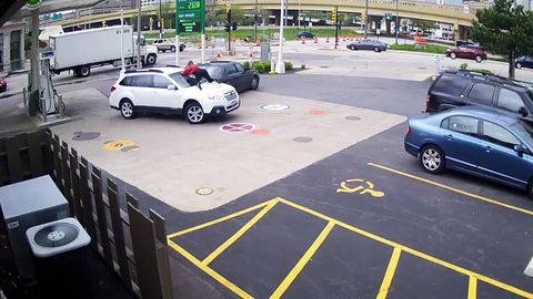 Америкалик қиз машина ўғрисига халақит бериш мақсадида автомобиль капотига сакради (видео)