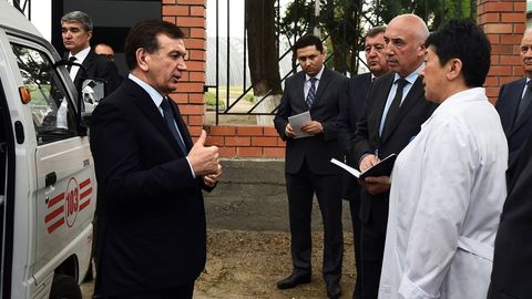 Shavkat Mirziyoyev kutilmaganda tashrif buyurgan 32-oilaviy poliklinika bosh shifokorini ishdan bo‘shatish haqida topshiriq berdi