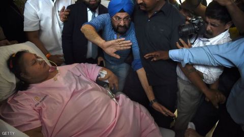 Abu-Dabida dunyodagi eng semiz ayolning hayotini qutqarishmoqda