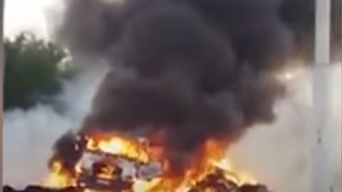 Хоразмда сомон ортилган юк машинаси троллейбус симига тегиб, бутунлай ёниб кетди (видео)