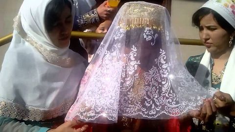 Ўзбекистондаги эрта никоҳ ва ажримларга кимлар сабабчи бўляпти?