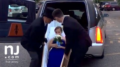 Amerikalik o‘quvchi qiz bitiruv kechasiga tobut ichida keldi (video)