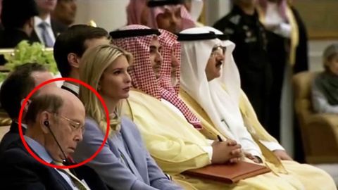 АҚШ савдо вазири Уилбур Росс Трамп Саудия Арабистонида нутқ сўзлаётган вақтда ухлаб қолди (видео)