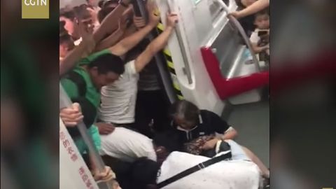 Хитойда метро йўловчилари тиқилиб қолган аёлни қутқариш мақсадида вагонни бир томонга эгди (видео)