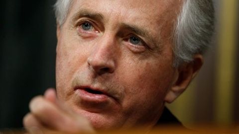 Сенатор Трамп ҳукуматни «ёпиш»га даъват қилгани учун унинг iPhone’ини олиб қўйишни таклиф этди