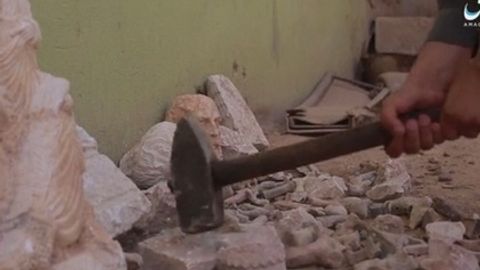 ИШИД террорчилари Фротдаги қадимий шаҳарда антик ҳайкалларни вайрон қилди